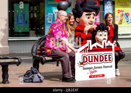 Dundee, Tayside, Schottland, Dundee Nachrichten, Großbritannien. 12.. Mai 2022. Beano`s Dennis und Gnasher befinden sich im Stadtzentrum und fördern eine historische und größte Comic-Feier aller Zeiten. Diesen Sommer feiert Dundee seinen Status als Heimat der Comics mit dem Summer Bash Street Festival, das vom 14.. Bis 24.. Juli 2022 stattfindet. Dundee wird im Rahmen des schottischen Jahres der Geschichten 2022 in „Beanotown“ verwandelt, in dem bekannte Figuren und Geschichten die Straßen der Stadt überführen und die Fülle an Geschichten feiern, die in Schottland inspiriert, geschrieben und geschaffen wurden. Kredit: Dundee Photographics/Alamy Live Nachrichten Stockfoto